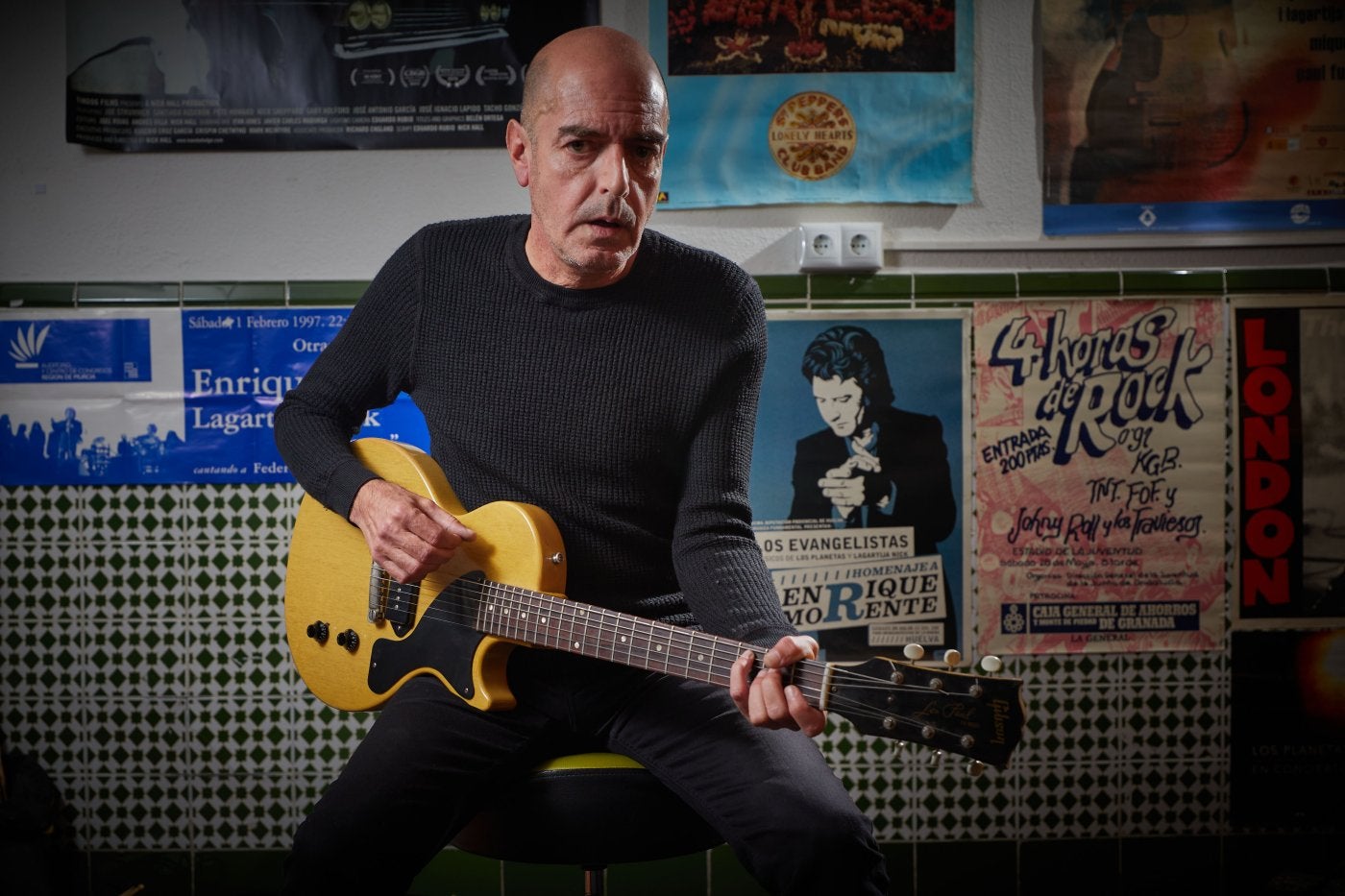 Antonio Arias, cantante y bajista de Lagartija Nick, posa con una guitarra. 