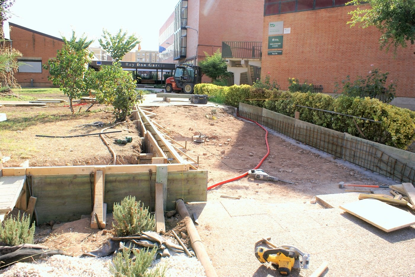 Zona del acceso al centro de enseñanza que se está mejorando. 