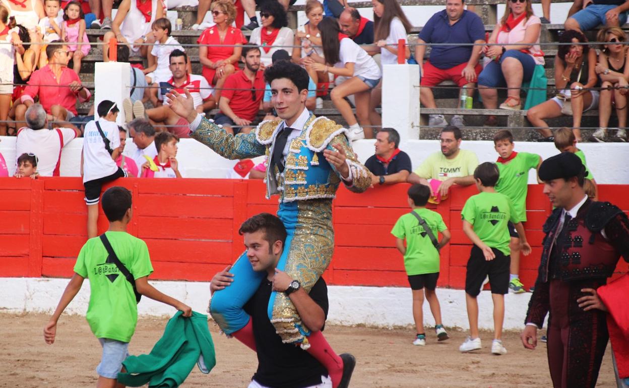 Nabil 'El Moro' sale a hombros tras cortar dos orejas a su primer novillo de Juan Pedro Domecq. 