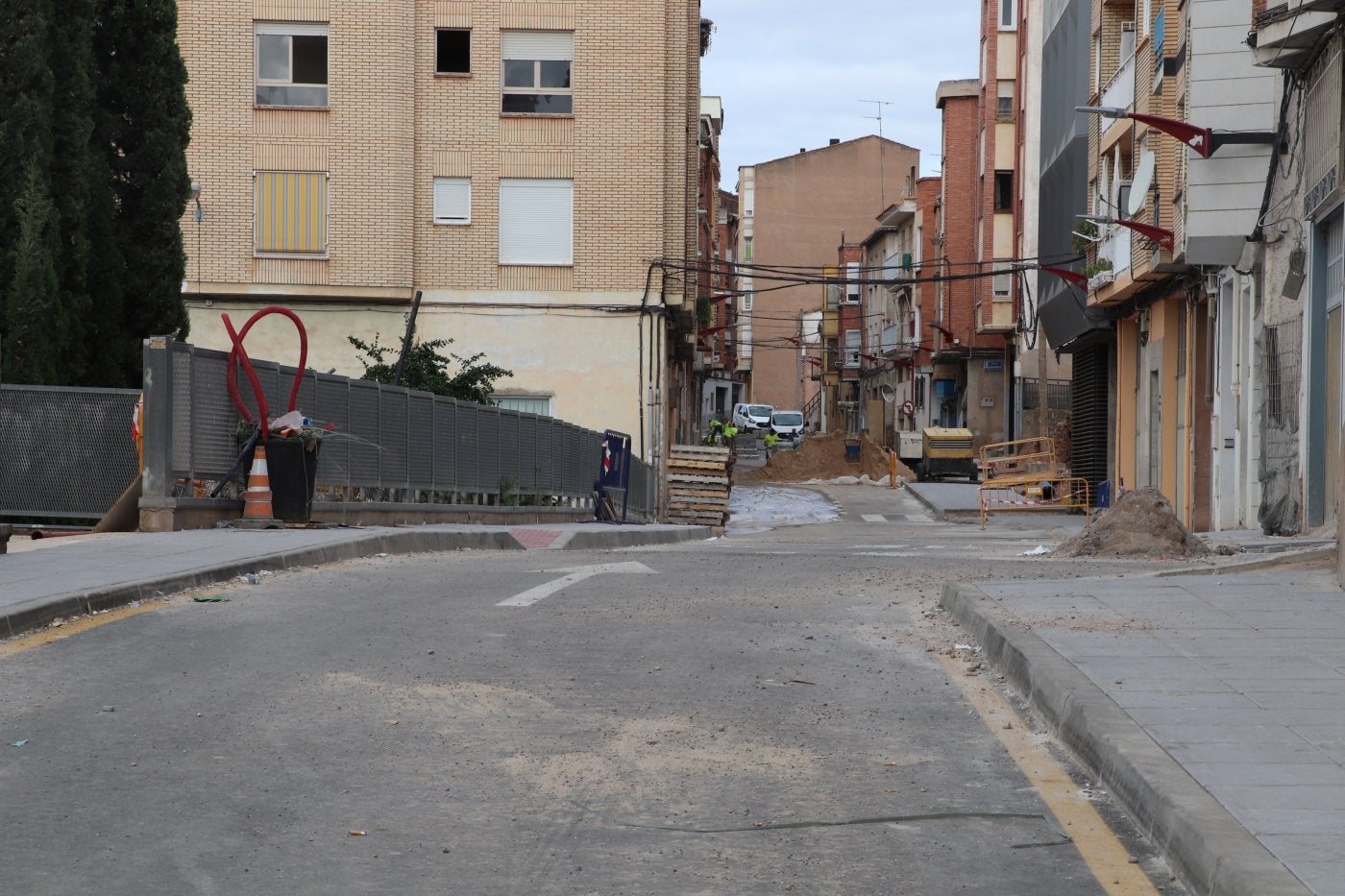 La calle Carrera ya se muestra con pavimento y aceras en buena parte de su trazado. 