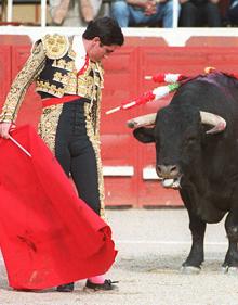 Imagen secundaria 2 - Los últimos pases: despedida en San Mateo 2001 y una faena en Santo Domingo el mismo año. 