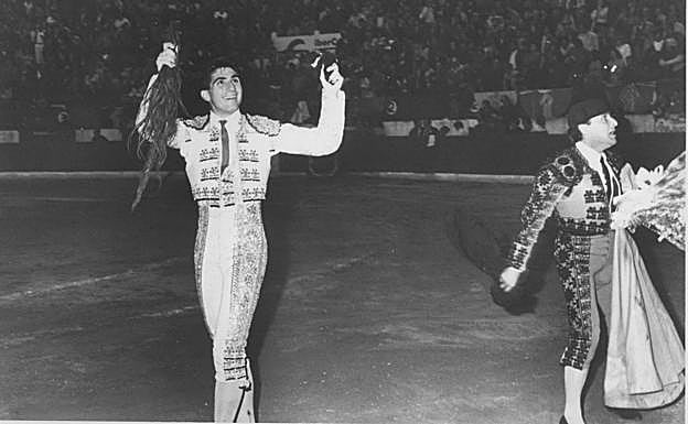 Las mieles de su carrera. Pedro Carra pasea las dos orejas y el rabo de un novillo que lidió en las fiestas de agosto de 1990. 