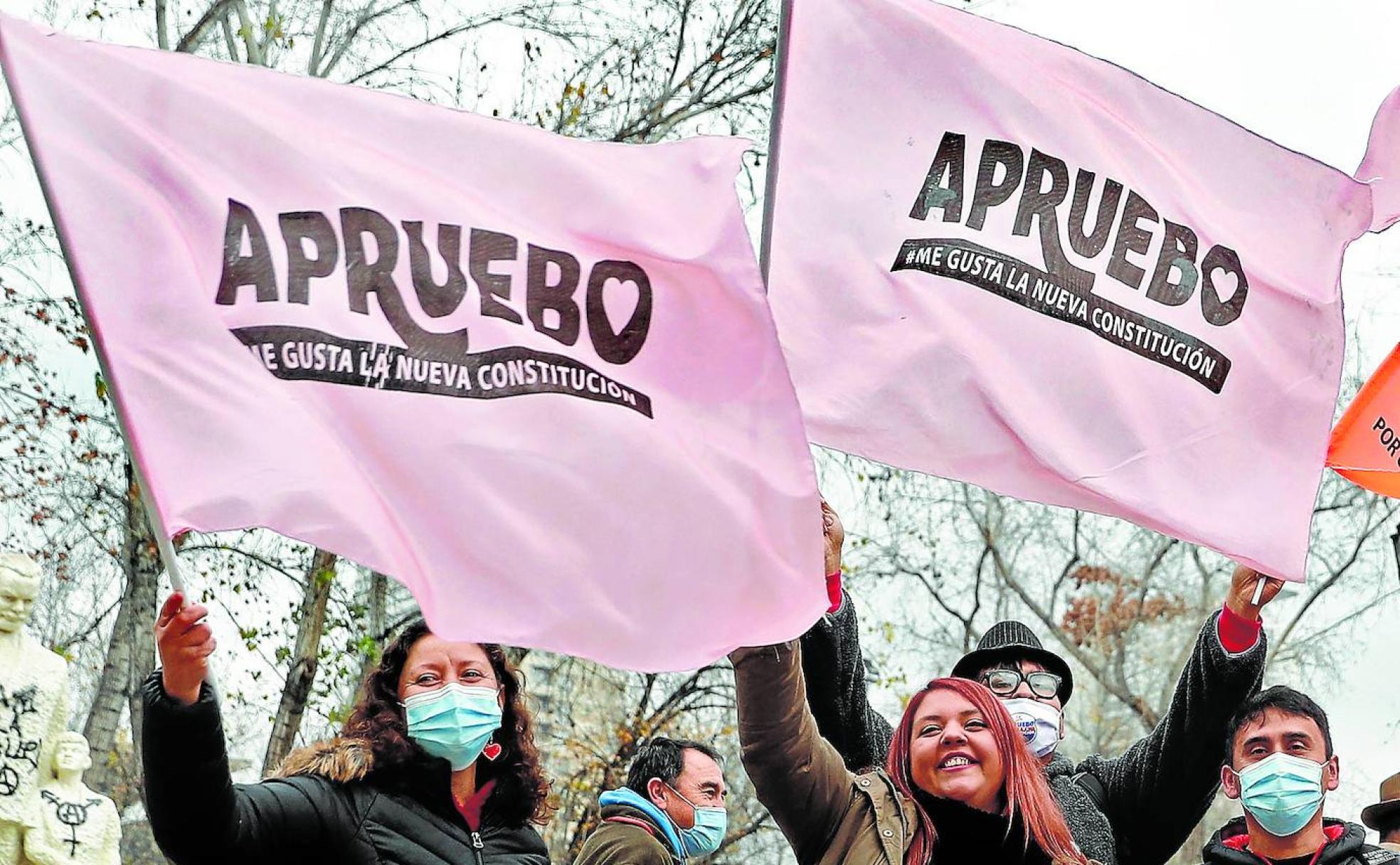 Partidarios del 'apruebo' y el 'rechazo' miden sus fuerzas en las calles de Santiago de Chile. 