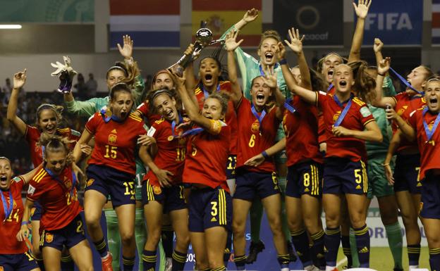 La capitana de la selección española Sub-20, Ana Tejada, levanta el trofeo de la competión. 