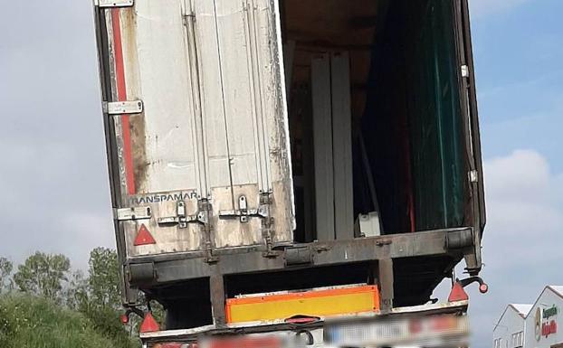 Imagen principal - Denunciado un camionero por superar en 15 toneladas la carga permitida