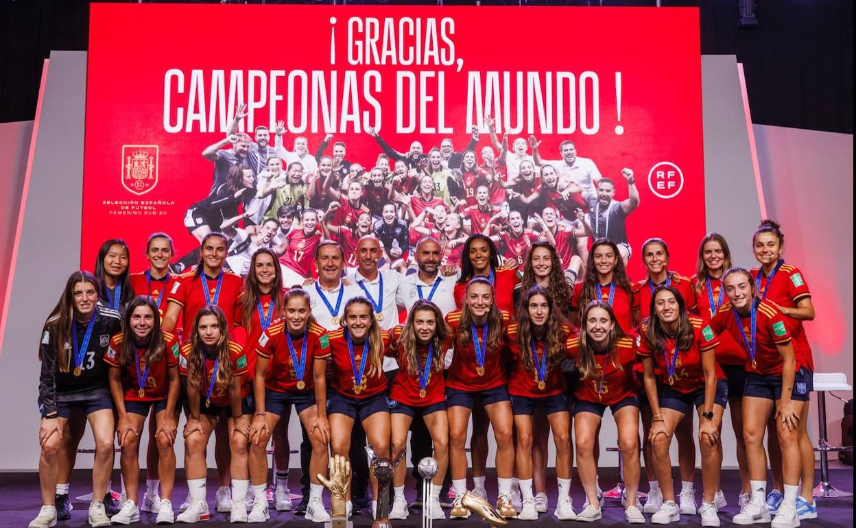 Las componentes de la selección española Sub'20 femenina en el homenaje de la Federación Española. A la derecha del todo, Ana Tejada. 