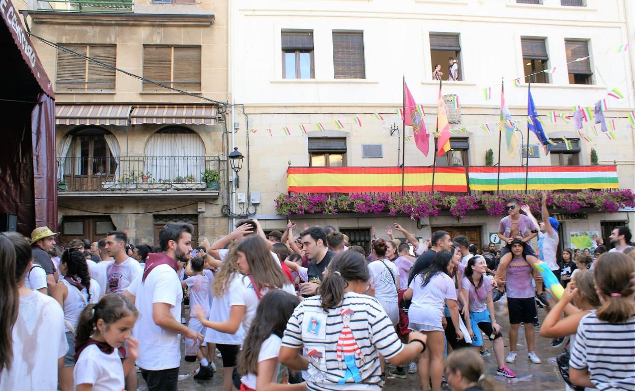 Un momento del chupinazo de las fiestas cenicerenses. 