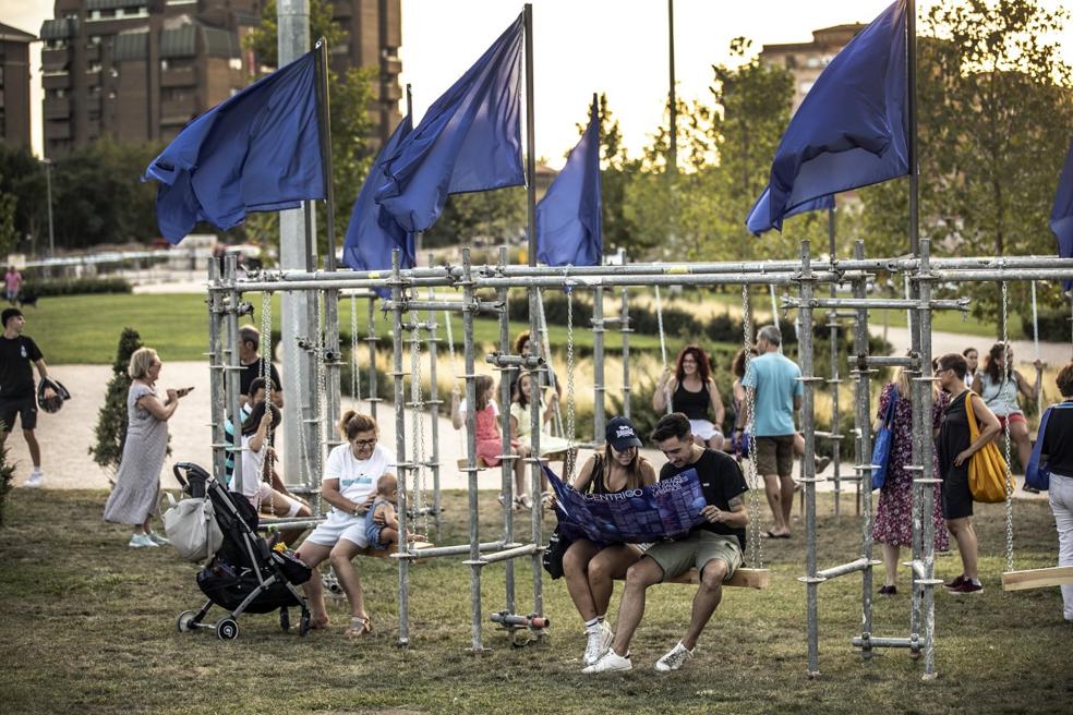 Logroñeses columpiándose en la instalación de Konstantin Grcic, en el parque Felipe VI. 