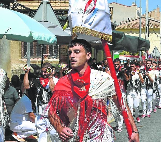 El grupo de la cofradía, durante el baile en la calle Ibo Alfaro. 