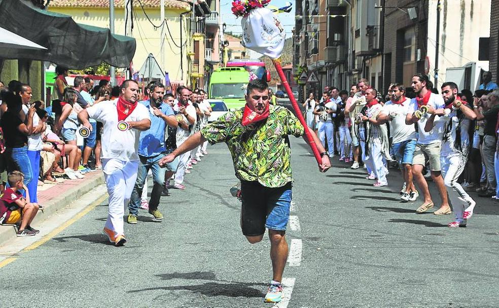 Danzantes de la cofradía con la incorporación de veteranos. 