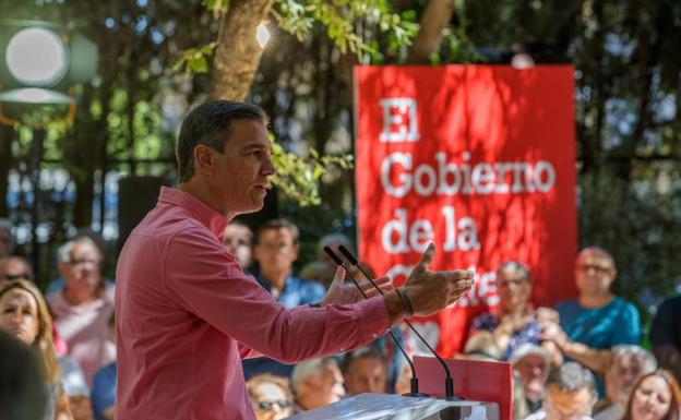 El presidente del Gobierno, Pedro Sánchez, se dirige a los vecinos del sevillano barrio de Pino Montano en el primer acto de la campaña 'El Gobierno de la Gente'.