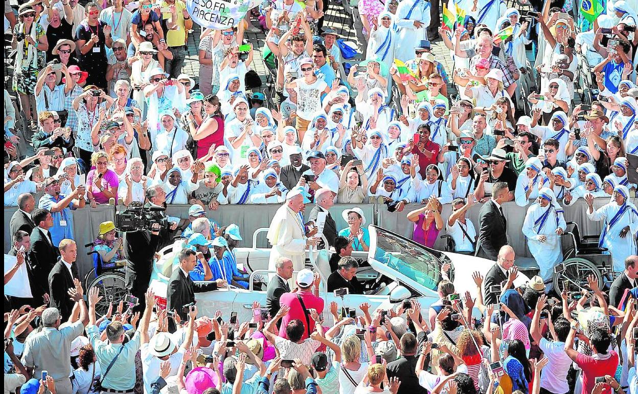 El Papa Francisco, aclamado por los fieles en Roma, presidirá el acto este domingo. 