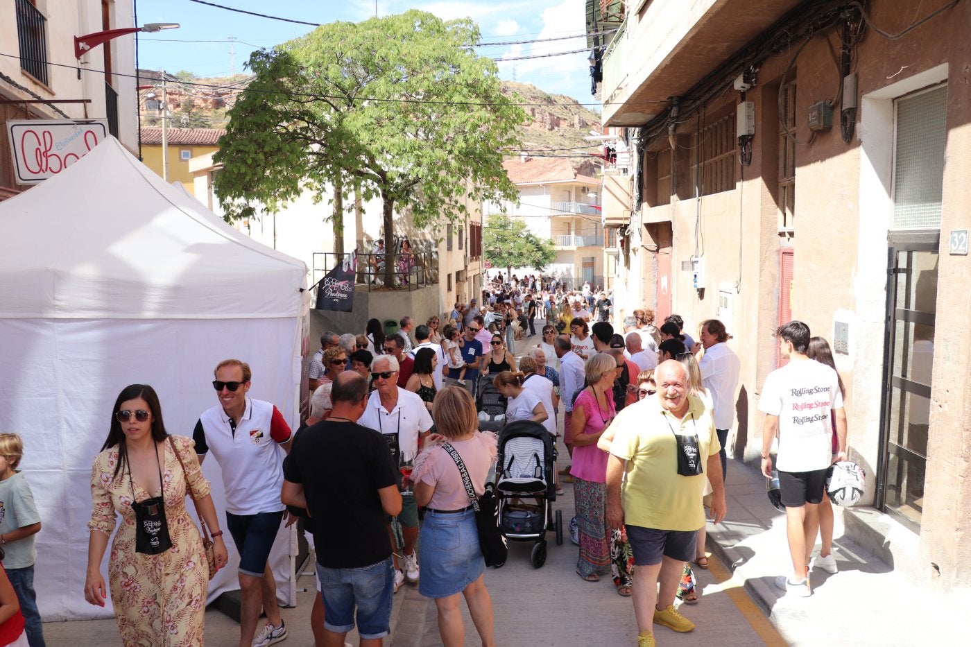 La calle San Miguel, la conocida desde la tradición como la Rencle Bodegas, se llenó de público este domingo para compartir ambiente y actividades. 