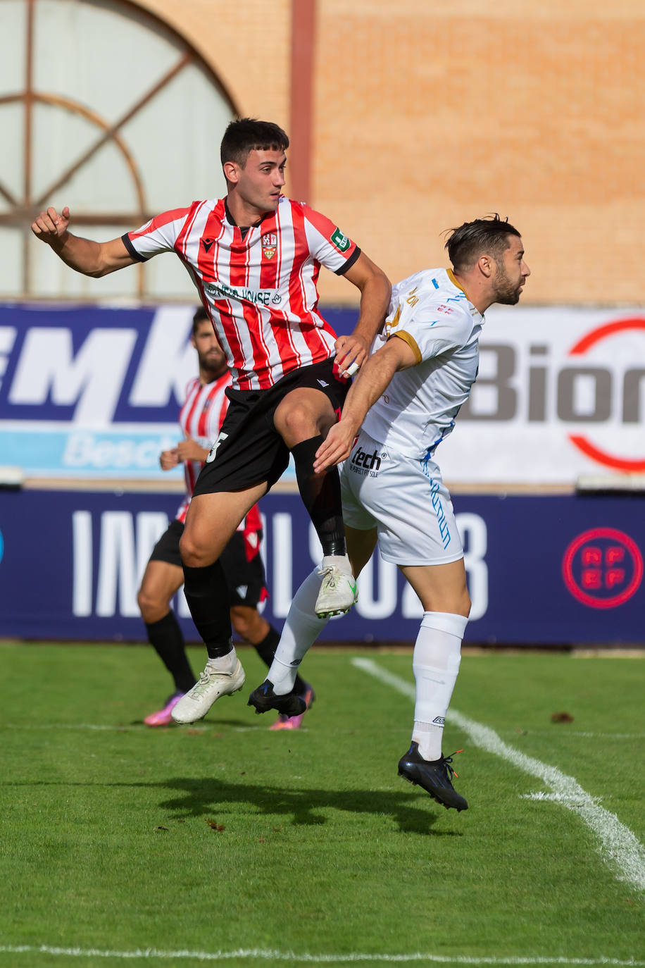 Fotos: Dulce estreno del Arnedo en Segunda RFEF