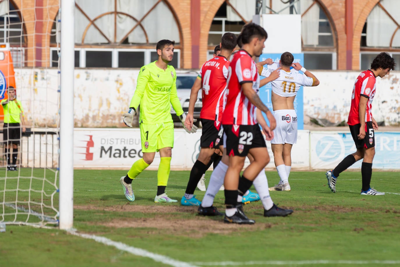 Fotos: Dulce estreno del Arnedo en Segunda RFEF