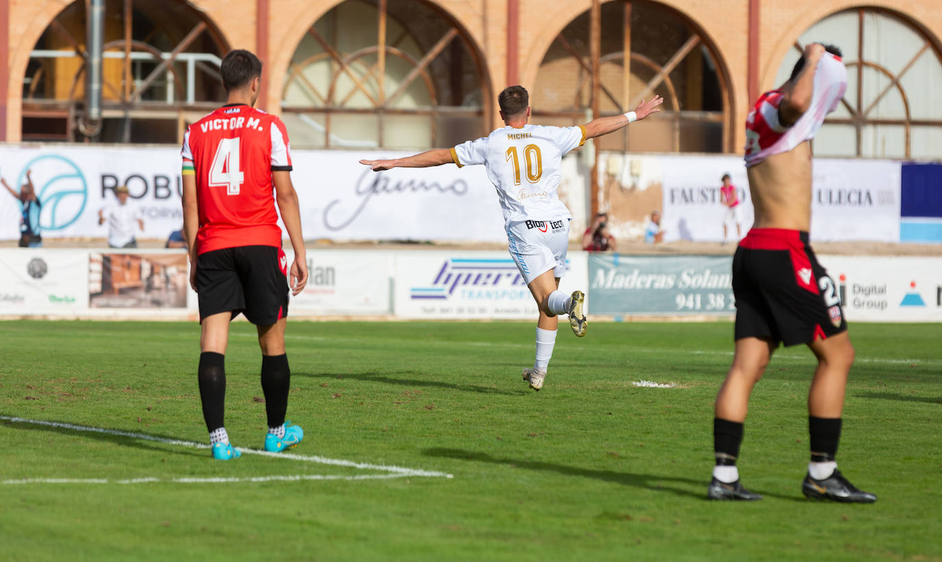 Fotos: Dulce estreno del Arnedo en Segunda RFEF