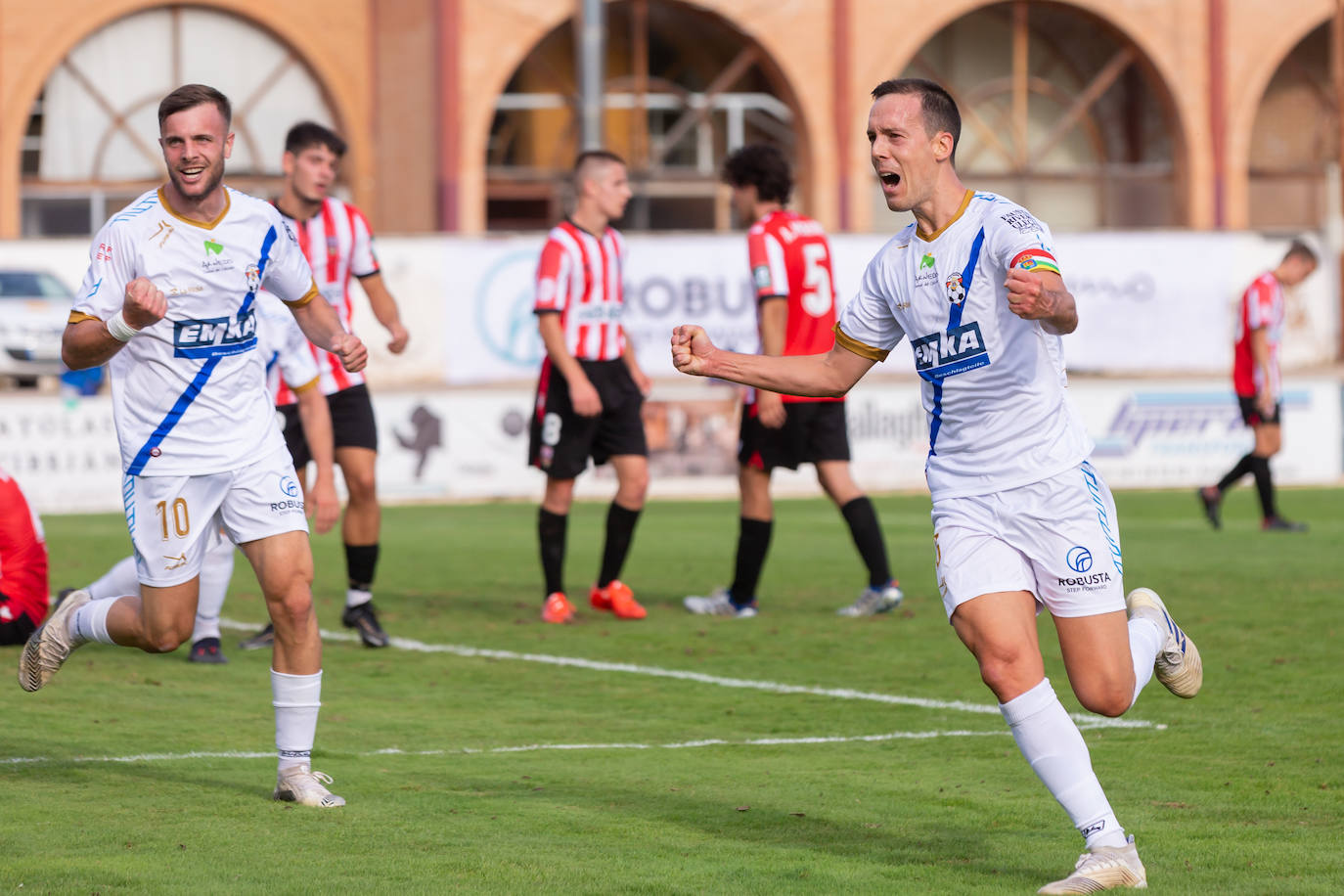 Fotos: Dulce estreno del Arnedo en Segunda RFEF