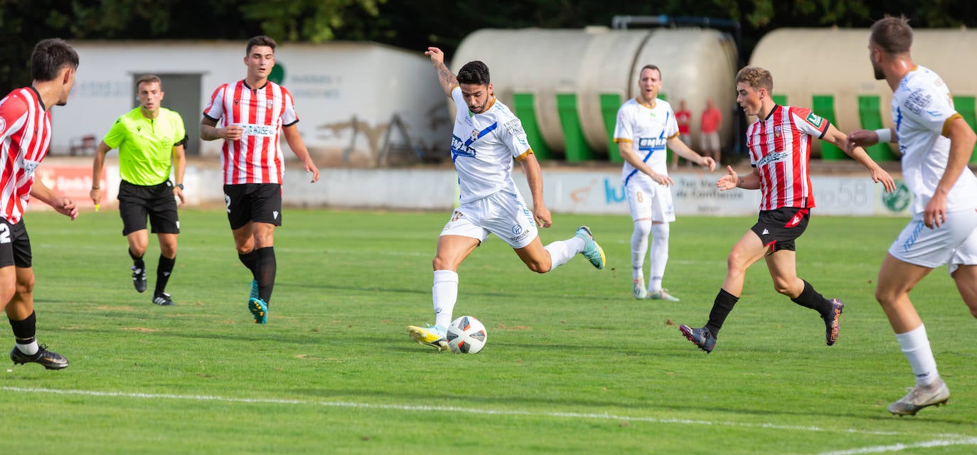 Fotos: Dulce estreno del Arnedo en Segunda RFEF