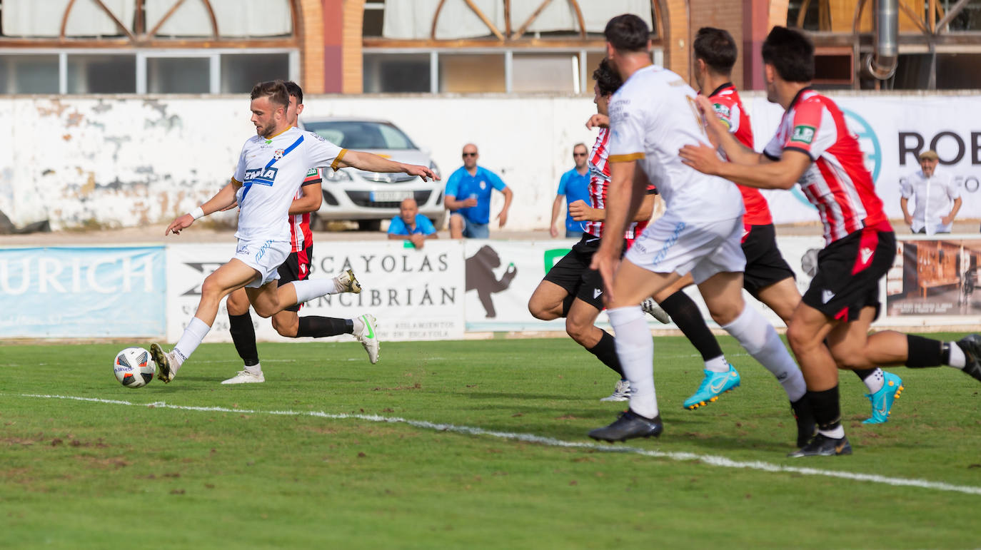 Fotos: Dulce estreno del Arnedo en Segunda RFEF