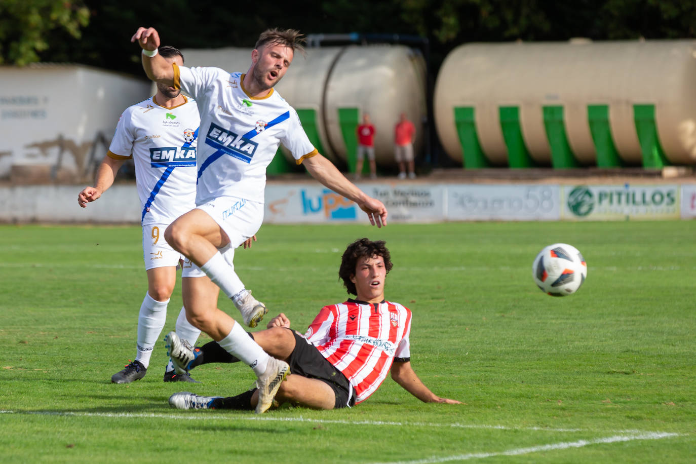 Fotos: Dulce estreno del Arnedo en Segunda RFEF