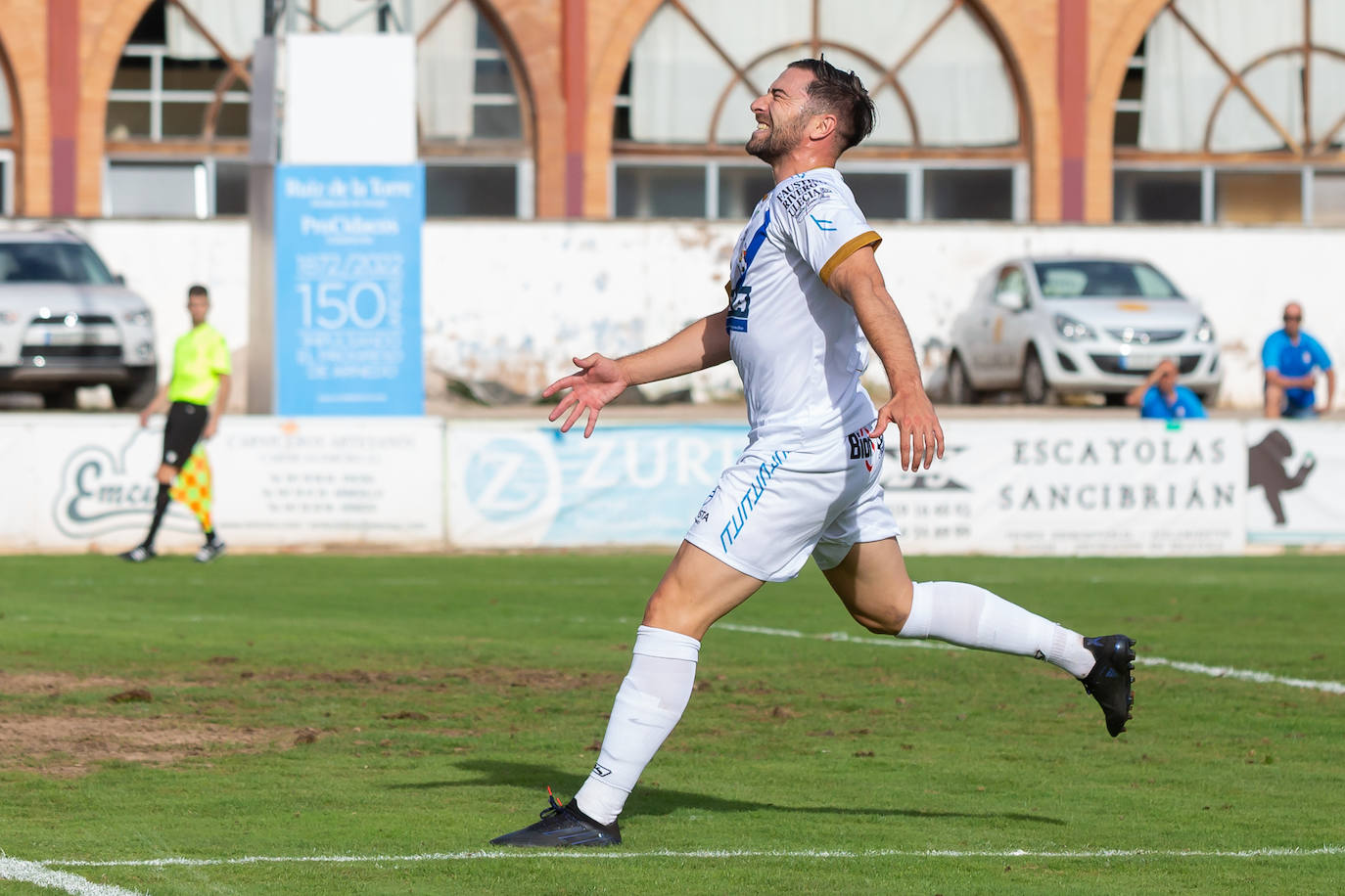 Fotos: Dulce estreno del Arnedo en Segunda RFEF