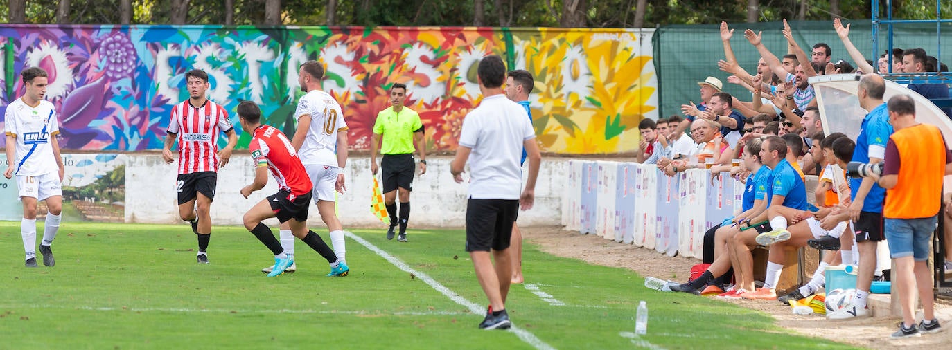 Fotos: Dulce estreno del Arnedo en Segunda RFEF