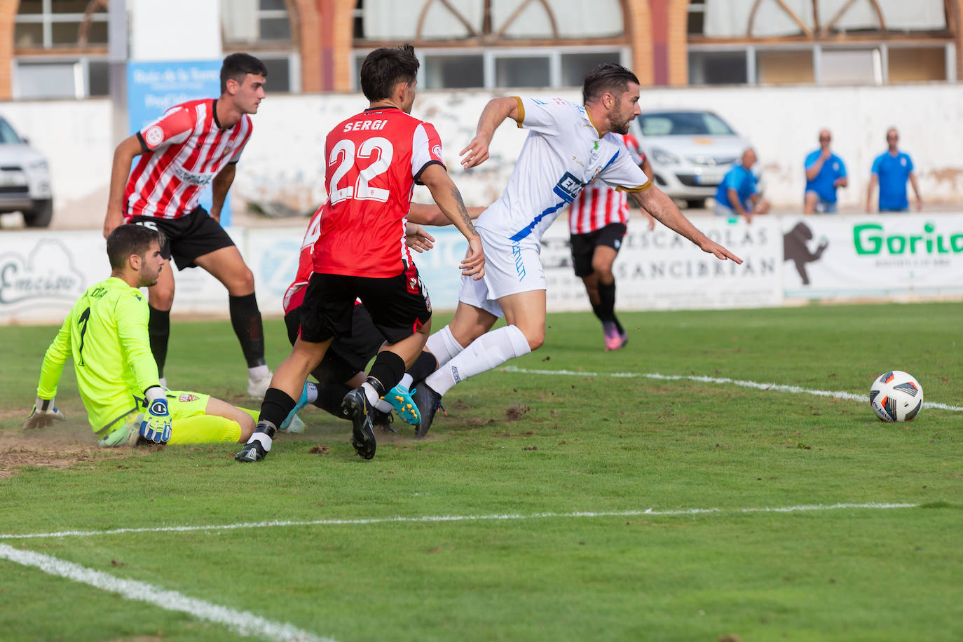 Fotos: Dulce estreno del Arnedo en Segunda RFEF