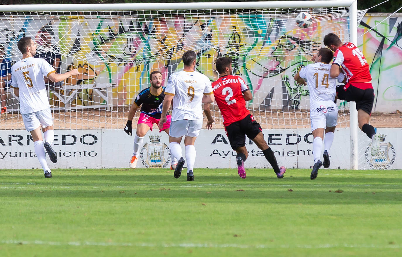 Fotos: Dulce estreno del Arnedo en Segunda RFEF