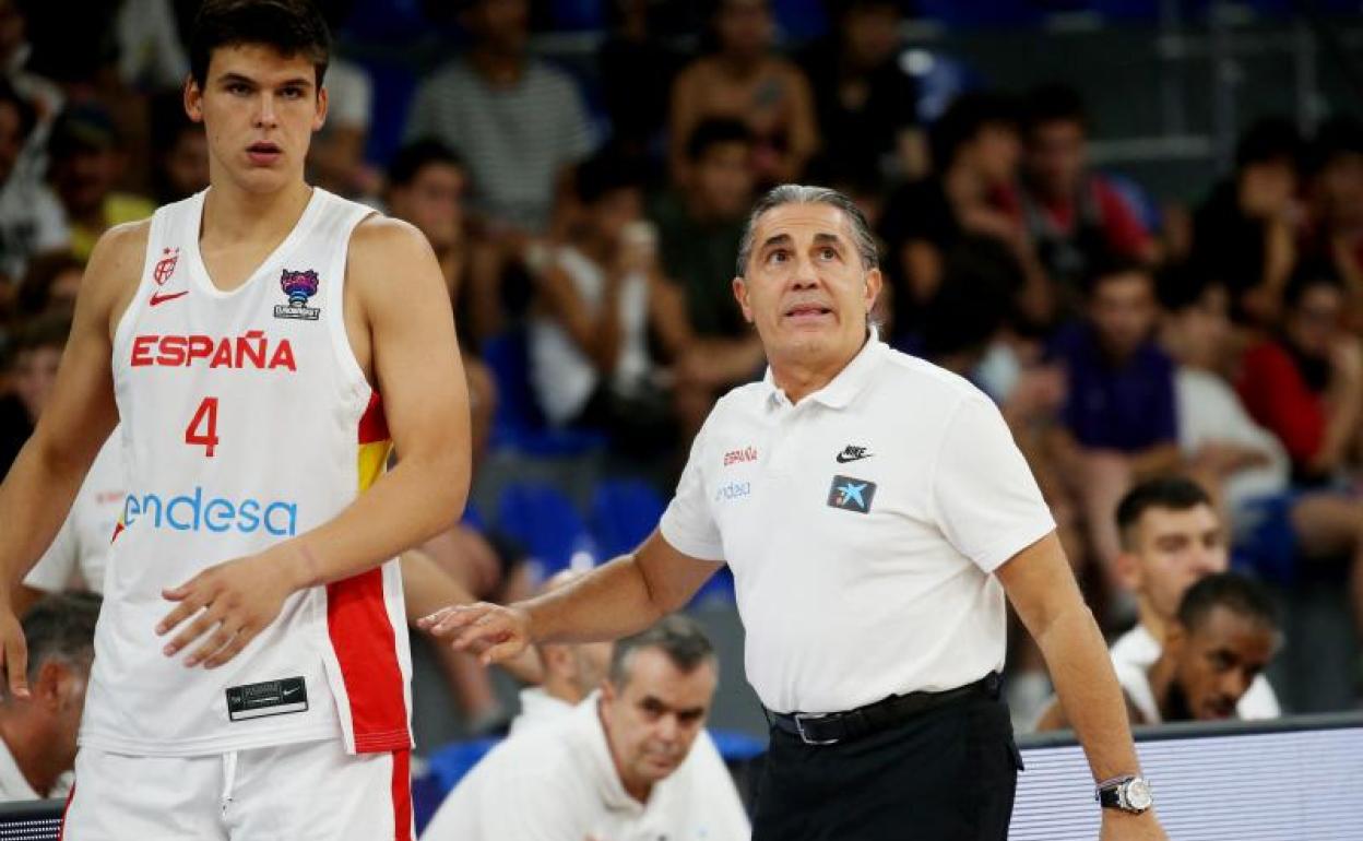 Sergio Scariolo y Jaime Pradilla, durante el partido ante Bélgica. 