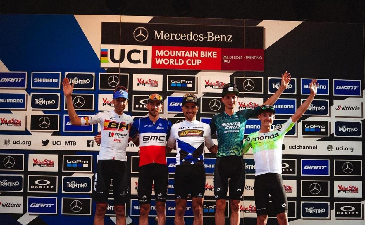 David Valero, a la izquierda en la imagen, posa en el podio final de la Copa del Mundo. 