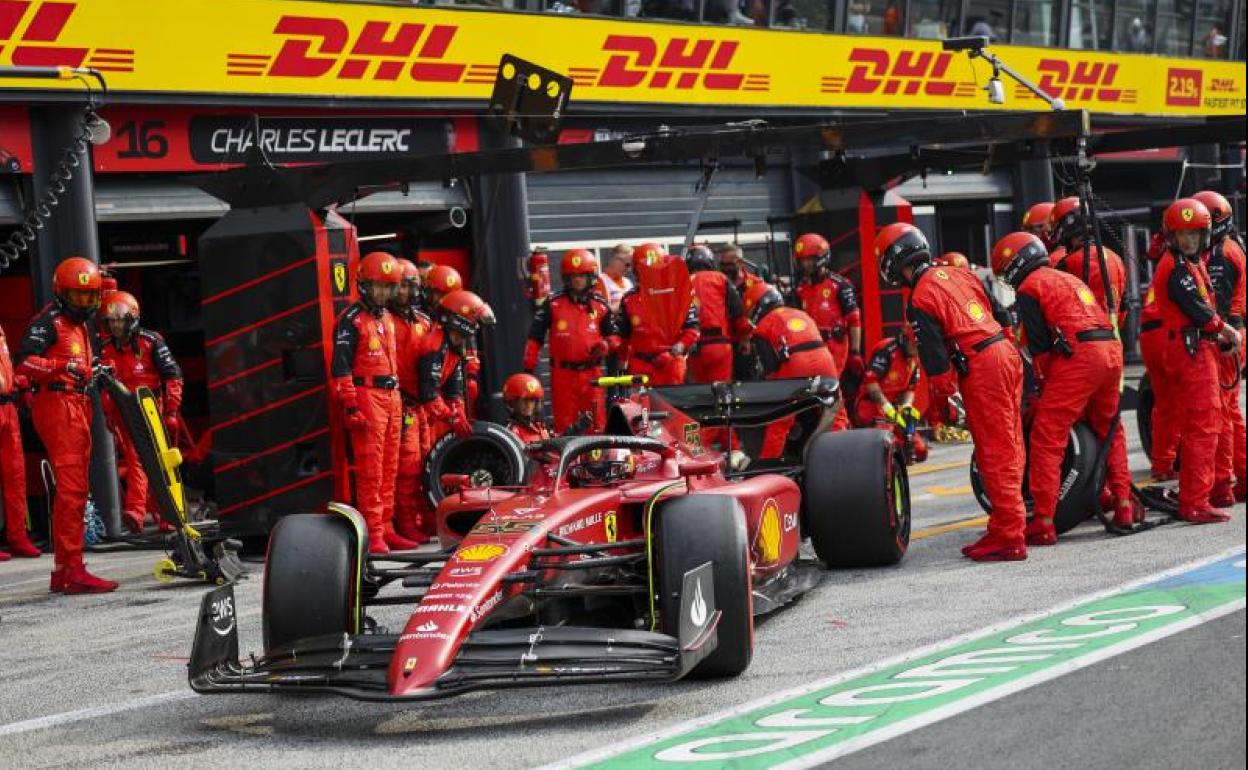 Carlos Sainz, en plena parada en boxes durante el Gran Premio de los Países Bajos. 