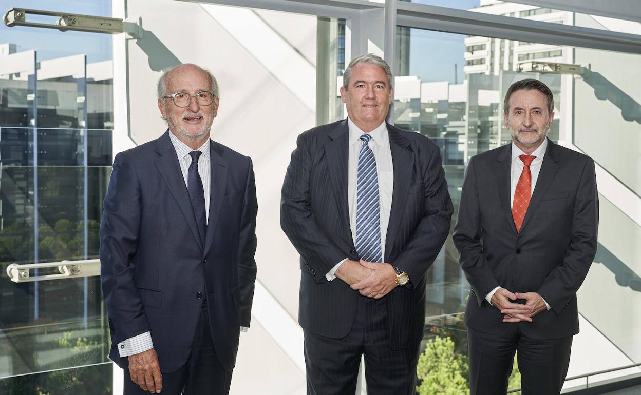 El presidente de Repsol, Antonio Brufau, el presidente y CEO de EIG, R. Blair Thomas, y el CEO de Repsol, Josu Jon Imaz. 