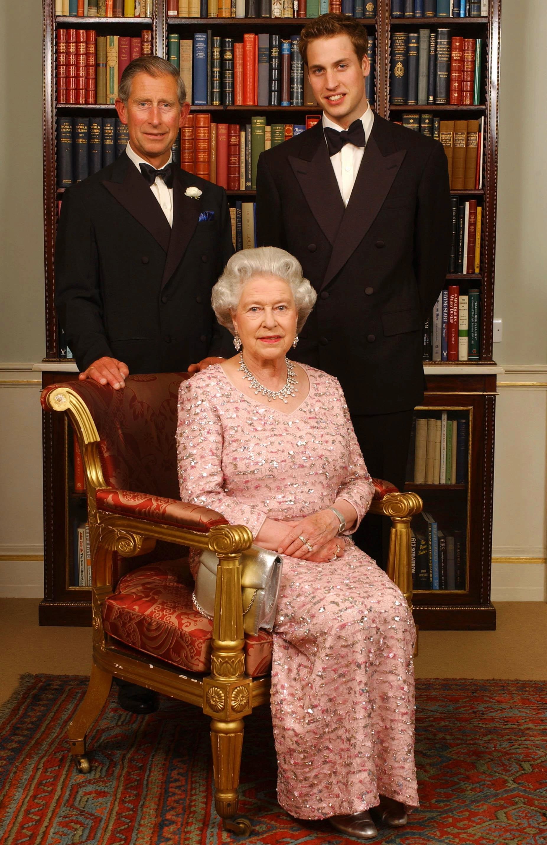 Tres generaciones de la familia real: la reina Isabel II, su hijo mayor, el príncipe de Gales, Carlos, y su hijo mayor, el príncipe Guillermo, en Londres, el 2 de junio de 2003, antes de la cena por el 50 aniversario de la coronación de la soberana.