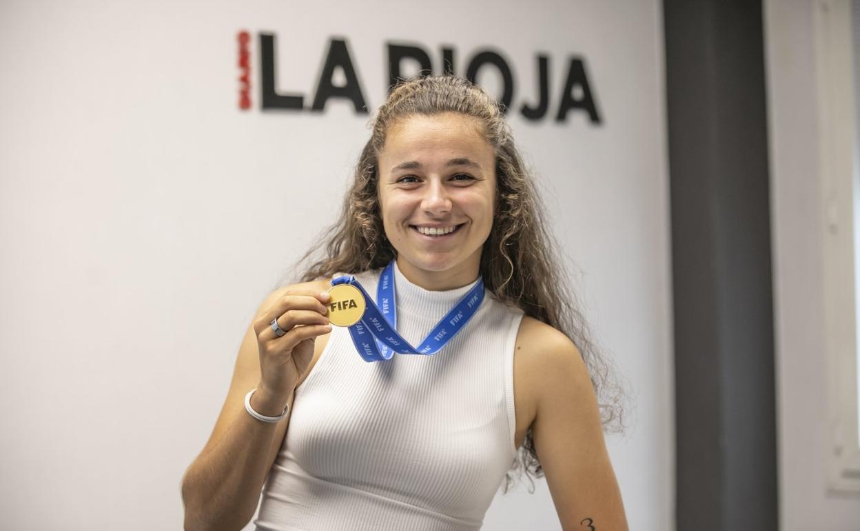 Ana Tejada posa con lamedalla de oro del MundialSub-20 en la redacción deDiario LA RIOJA. 