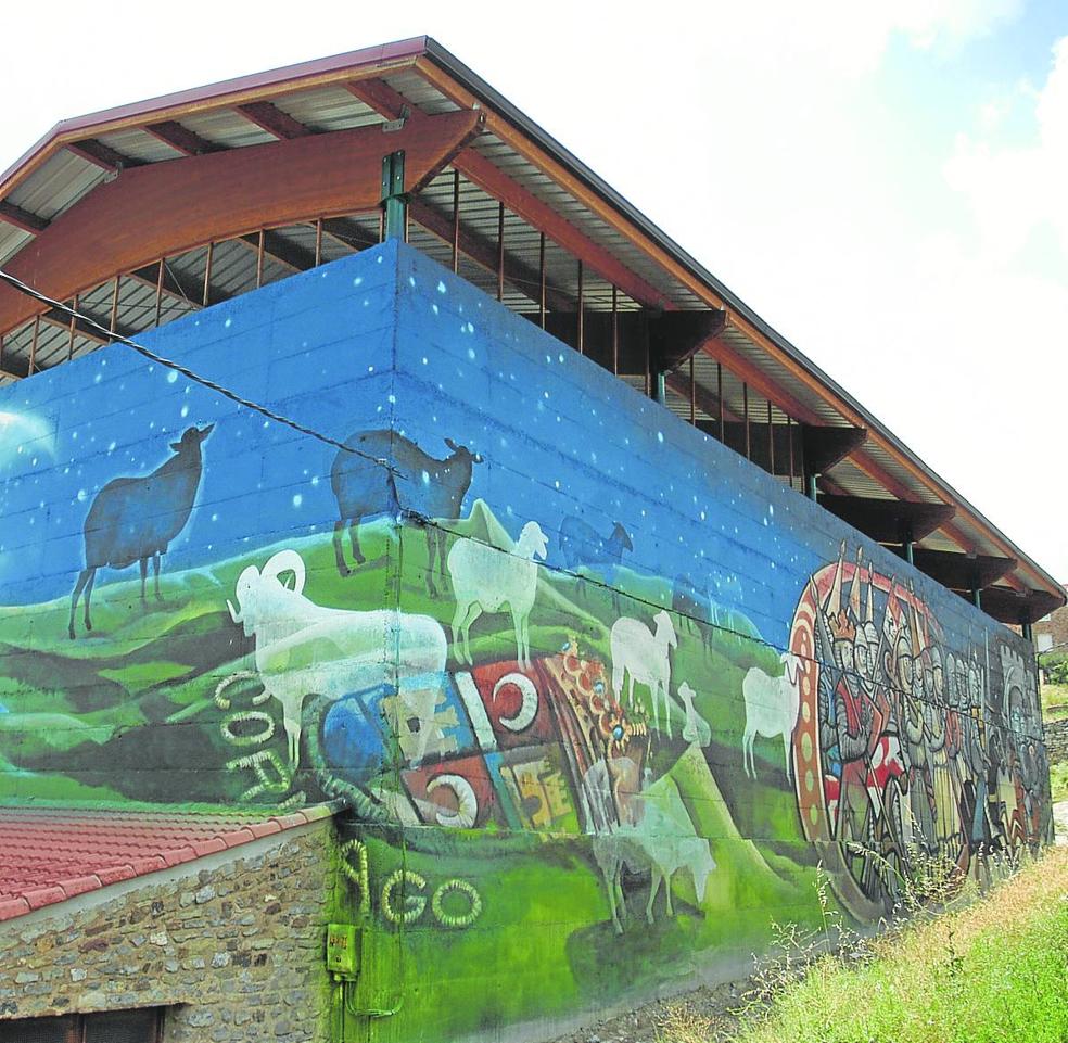 Paredes exteriores del frontón de Cornago. 