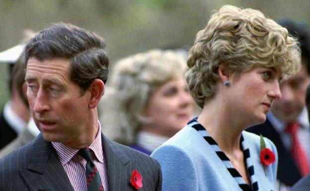 El príncipe Carlos de Inglaterra y su mujer, Diana de Gales durante la celebración de un servicio conmemorativo de la Guerra de Corea en Seul en 1992