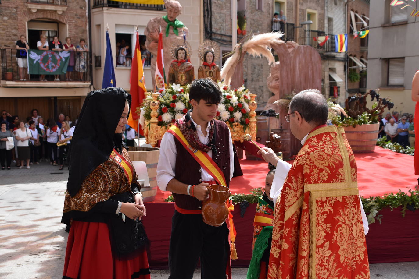 Fotos: Día de San Adrián y Santa Natalia con el tradicional pisado de uvas en Autol