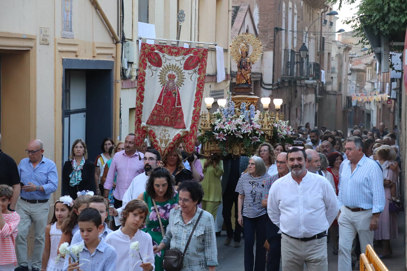 Fotos: Los alfareños honran a la Virgen del Burgo