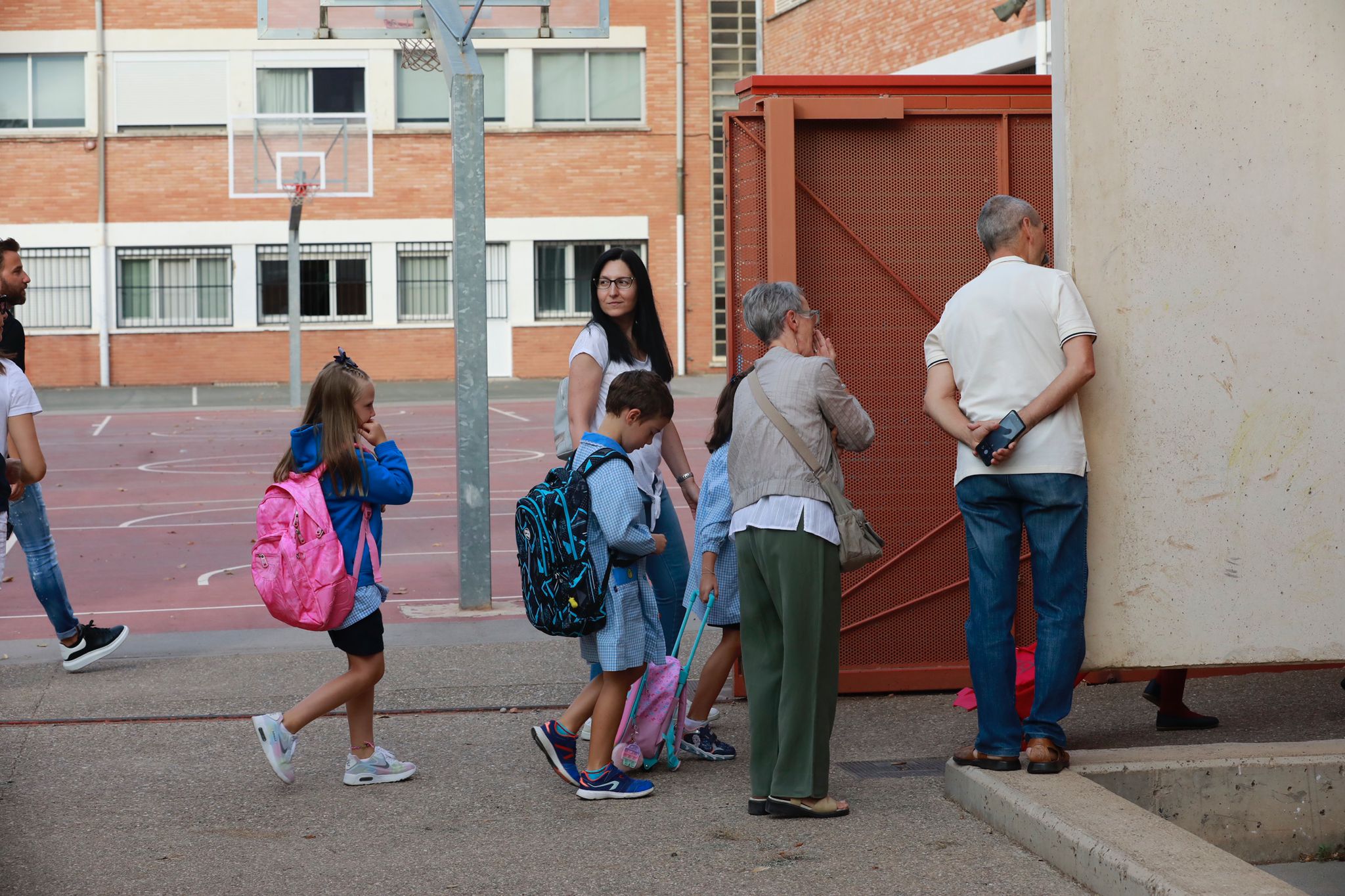 Alumnos y alumnas de Marianistas, en su entrada al colegio