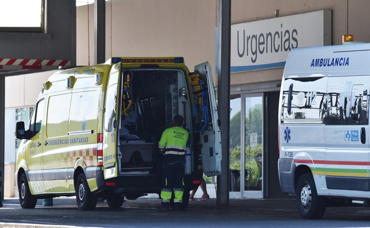 Una ambulancia, a las puertas de Urgencias del San Pedro. 