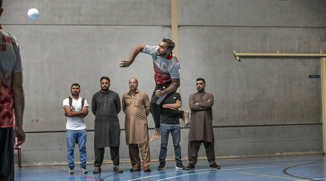 Fotos: La comunidad pakistaní en Europa se vuelca en Logroño con el torneo solidario de shooting volleyball