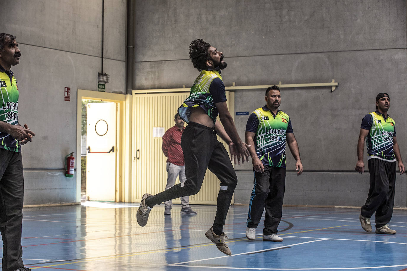 Fotos: La comunidad pakistaní en Europa se vuelca en Logroño con el torneo solidario de shooting volleyball