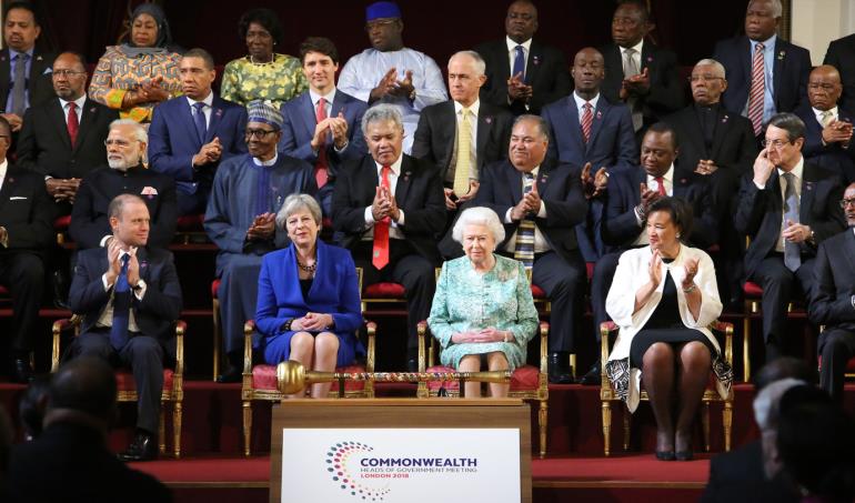 La reina, en la foto de familia con los jefes de Gobierno y líderes de la Commonwealth en la última cumbre en la que participó en 2018