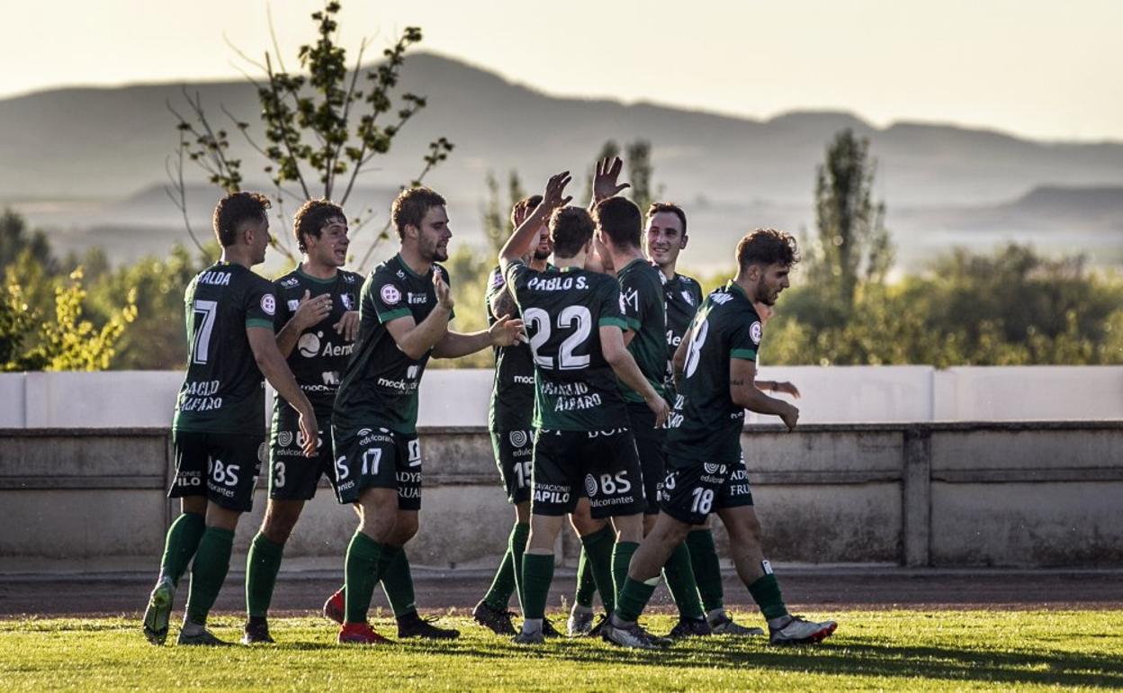 Los jugadores del Alfaro, de verde ayer, celebran uno de sus goles.