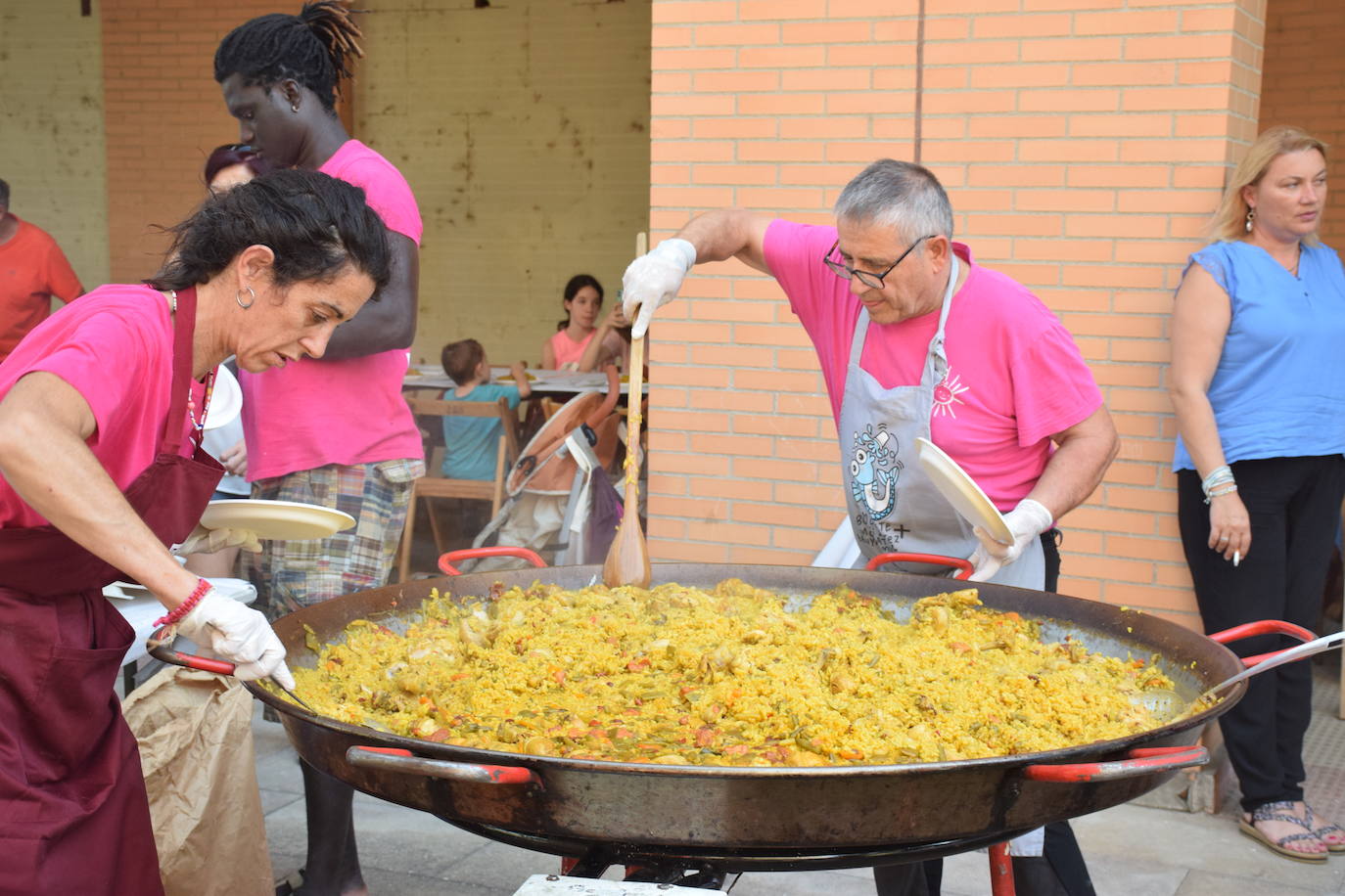 Fotos: Paellada en las fiestas del barrio logroñés de El Campillo