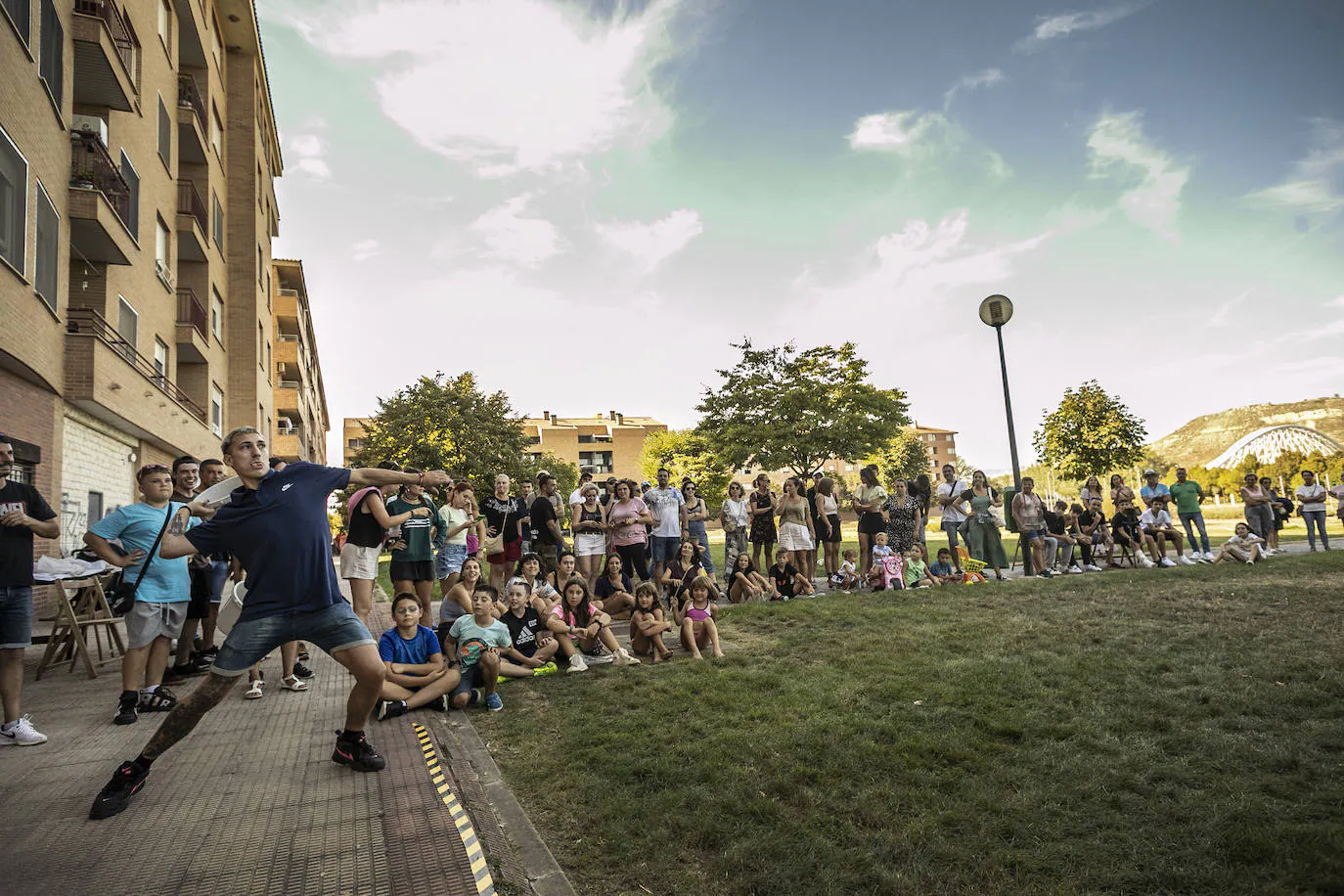 Fotos: Lanzamiento de cubo en las fiestas del barrio logroñés de El Cubo