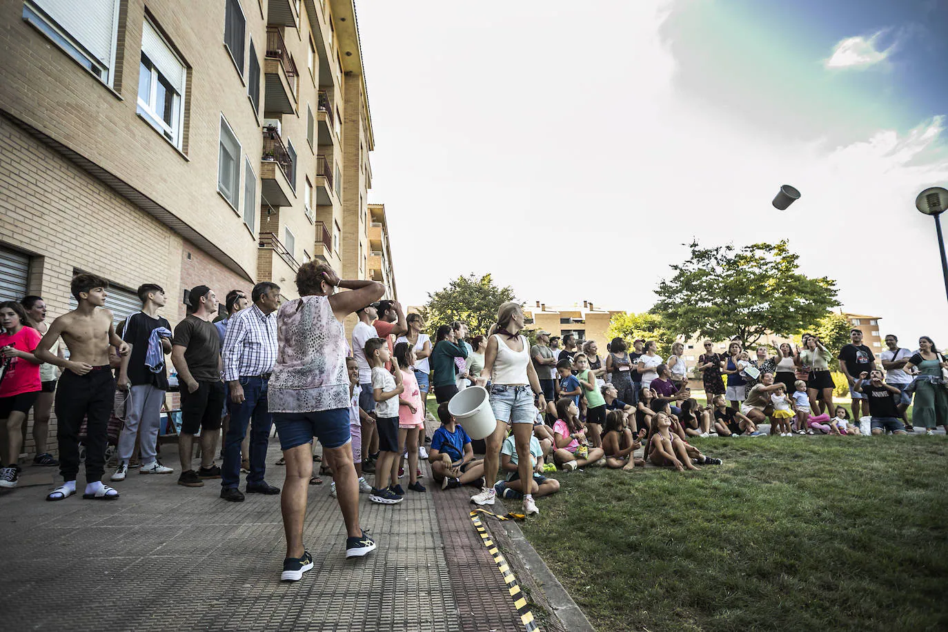 Fotos: Lanzamiento de cubo en las fiestas del barrio logroñés de El Cubo