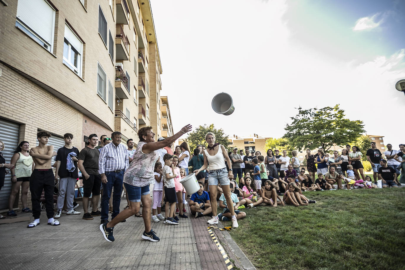 Fotos: Lanzamiento de cubo en las fiestas del barrio logroñés de El Cubo