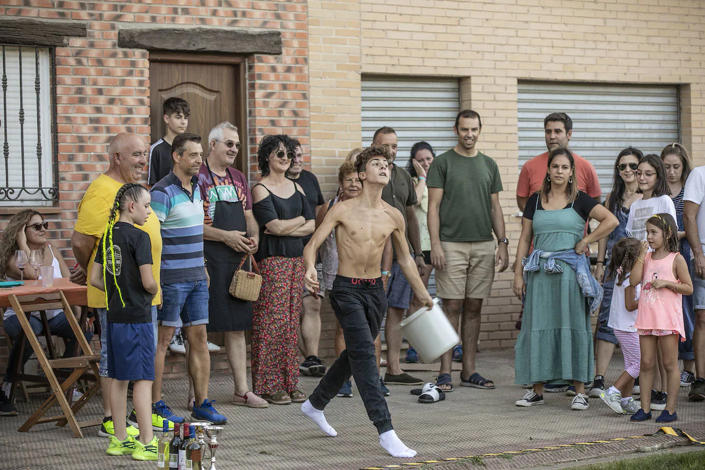 Fotos: Lanzamiento de cubo en las fiestas del barrio logroñés de El Cubo