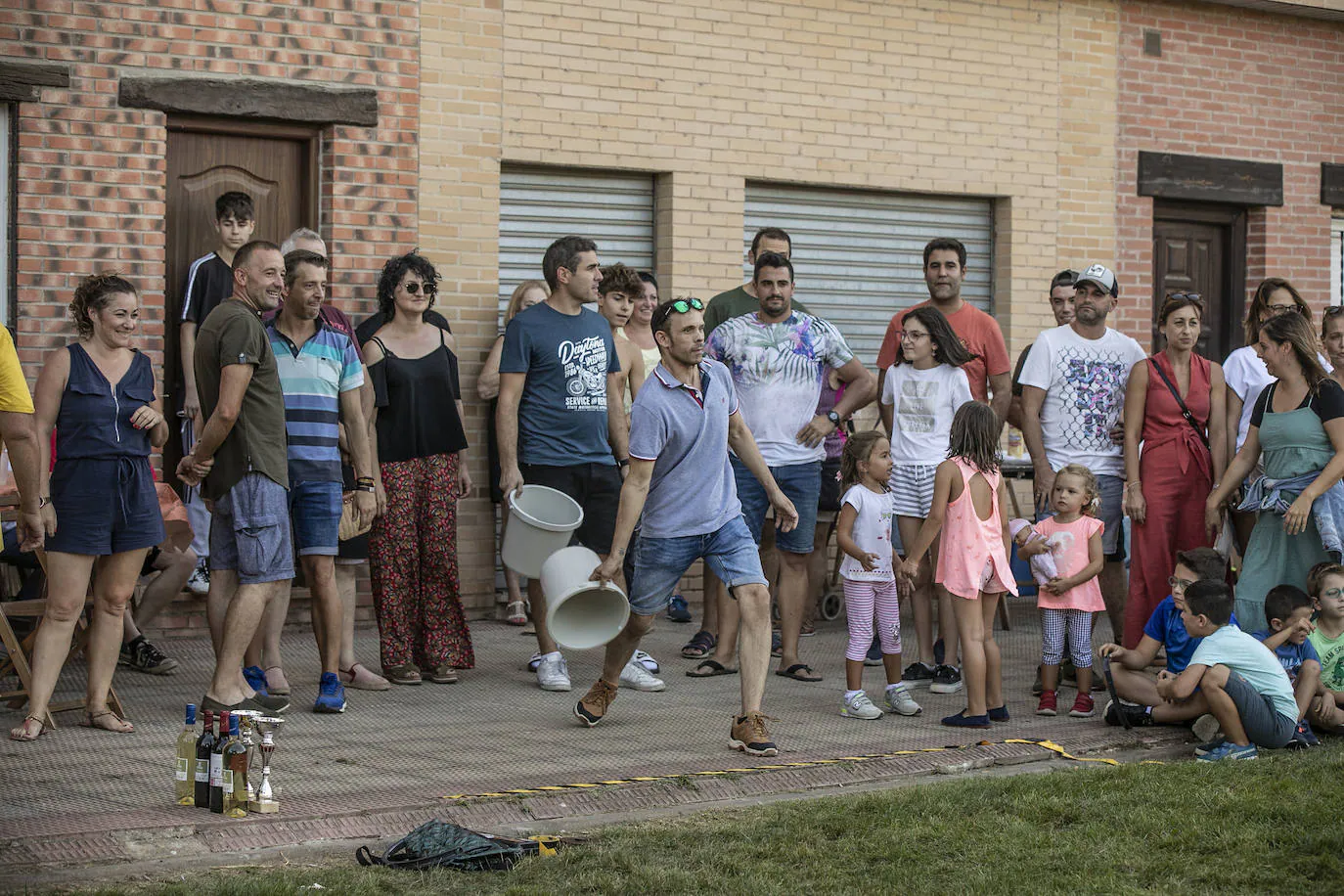 Fotos: Lanzamiento de cubo en las fiestas del barrio logroñés de El Cubo